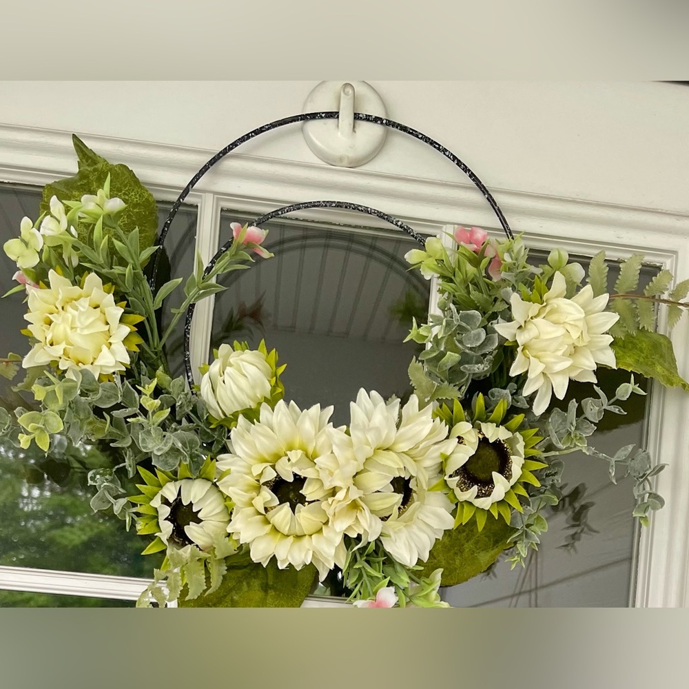 NWOT White Sunflower door wreath